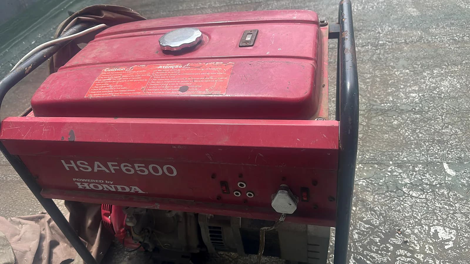 Red HSAF6500 petrol generator powered by a Honda engine, in its tubular frame